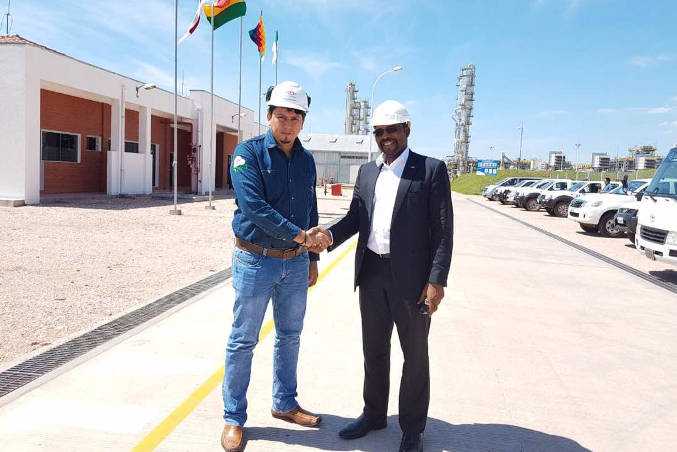 Ministro de Minas e Hidrocarburos de Guinea Ecuatorial, Gabriel Mbega Obiang Lima, junto a Presidente de YPFB, Óscar Barriga