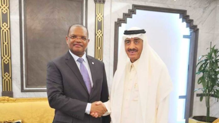 El presidente de BDEAC Fortunato-OFA Mbo Nchama y el presidente del Banco Islamico de Desarrollo (BID), Bandar Al Hajjar.