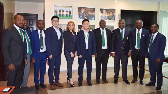ASCII Wang ZIHANG, del Banco Chino de Desarrollo (CDB) junto a miembros y directivos de Banco Nacional de Guinea Ecuatorial(BANGE)