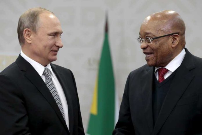 El presidente de Rusia, Vladimir Putin, junto al presidente de Sudáfrica, Jacob Zuma, en Ufa, Rusia, el 8 de julio de 2015