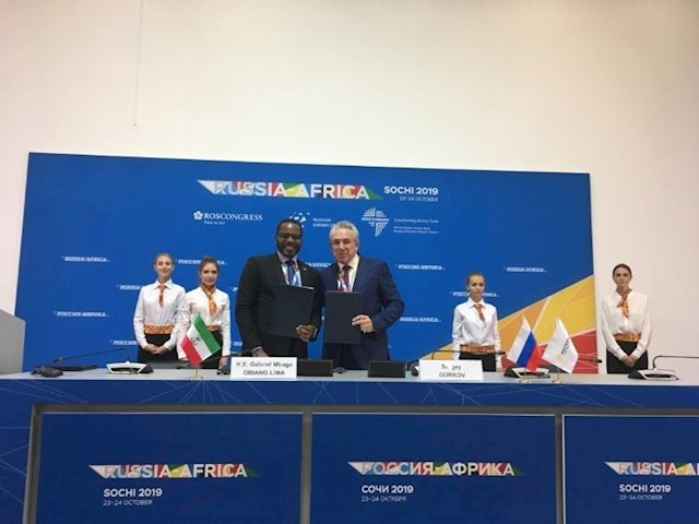Gabriel Mbaga Obiang Lima, Ministro de Minas e Hidrocarburos de Guinea Ecuatorial y Sergey Gorkov, Director General y Presidente de la Junta de Rosgeo, durante la firma de un Memorando de Entendimiento que tuvo lugar en la Cumbre Rusia-África en Sochi.