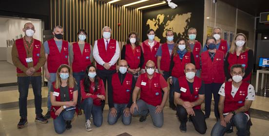 EQUIPO-START-AECID-Rumbo-Bata-Guinea-Ecuatorial El Equipo Médico de Emergencias español (START) en el Aeropuerto Adolfo Suárez Barajas (Madrid) antes de su salida hacia Bata