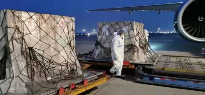 Cargamento de vacunas contra el Covid-19 de la farmacéutica Sinopharm donadas por China en el aeropuerto internacional de Malabo, Guinea Ecuatorial