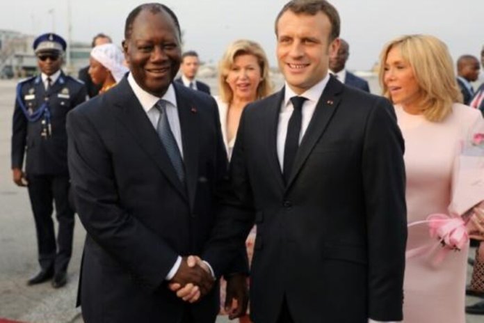 El presidente francés Emmanuel Macron (d) y su homólogo marfileño Alassane Ouattara, en el aeropuerto de Abiyán el 20 de diciembre de 2019