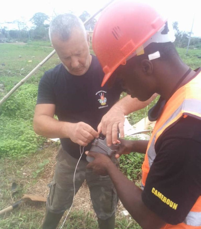 Un miembro del destacamento de desminadores de Francia en su 3ra semana de asistencia en Guinea Ecuatorial colaborando con el equipo local.