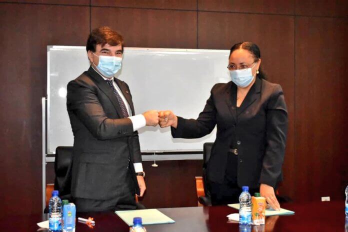 Firma del contrato de gestión del Centro de Repdroduccion de Oyala entre la empresa Holding y Arpamedica