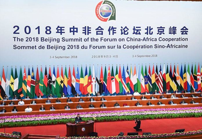 El presidente de China Xi Jinping (al frente) pronuncia un discurso durante la ceremonia de apertura del Foro de Cooperación entre China y África en el Gran Salón del Pueblo de Pekín el 3 de septiembre de 2018