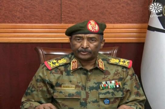El general Abdelfatah al Burhan declara el estado de Emergencia y disuelve el gobierno de transición en la televisión estata