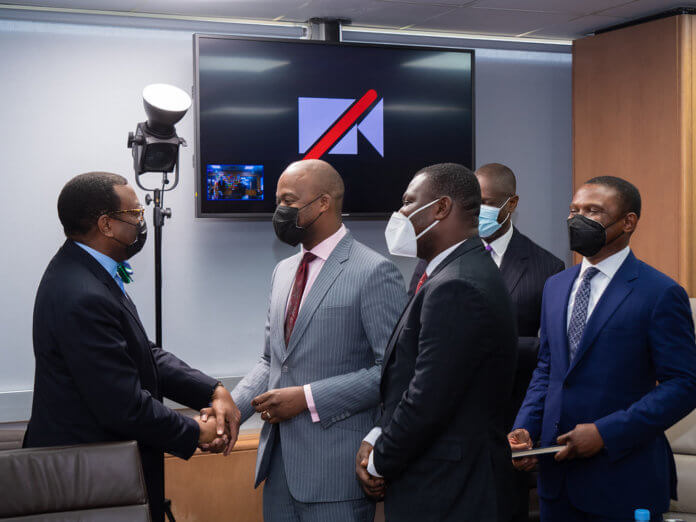 Dr. Akinwumi Adesina,Director General del Banco Africano durante su reunión con el Secretario General de la Zona de Libre Comercio Continental Africana, Wamkele Mene.