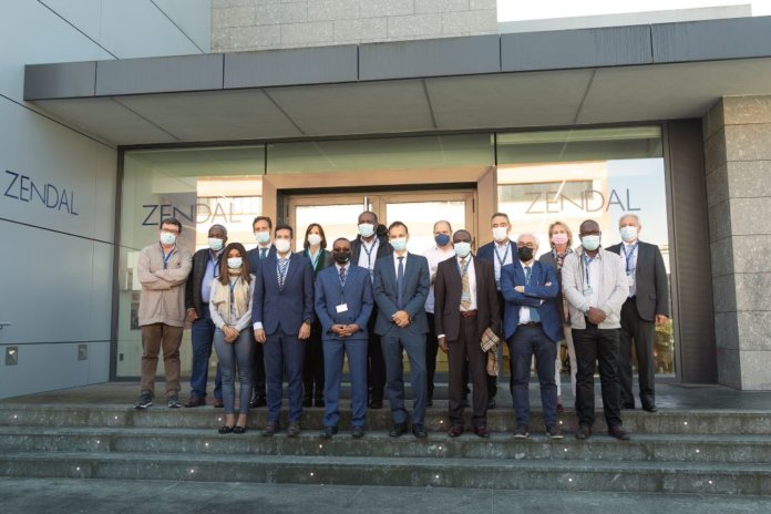El Viceministro de Sanidad de Guinea Ecuatorial, Mitoha Ondo’o Ayekaba y miembros del Instituto de Salud Carlos III (ISCIII) durante su visita a las instalaciones de Biofabri del grupo Zendal