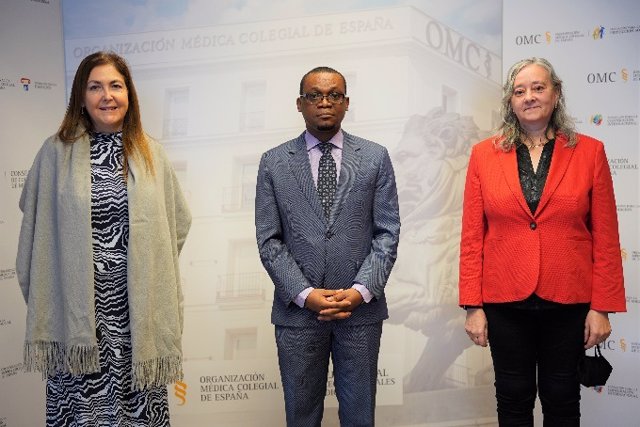 El viceministro de Sanidad de Guinea Ecuatorial, Mitoha Ondo'o, junto a las doctoras Mª Isabel Moya y Manuela García Romero, vicepresidentas primera y segunda del Consejo General de Colegios Oficiales de Médicos de España.