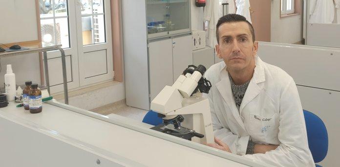 Pedro Berzosa, investigador principal del estudio, en el laboratorio del Centro Nacional de Medicina Tropical del ISCIII.