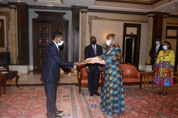 El momento en que la nueva Coordinadora Residente presenta sus Cartas Credenciales al Presidente Obiang Nguema Mbasogo en el Palacio Presidencial de Malabo.