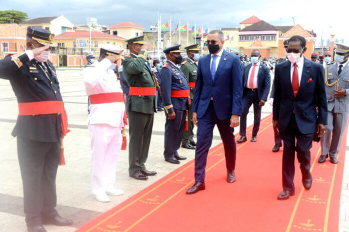 Obiang Nguema recibe al presidente de Sao tome y Principe, Carlos Manuel Vila Nova, durante la visita de éste último a Guinea Ecuatorial