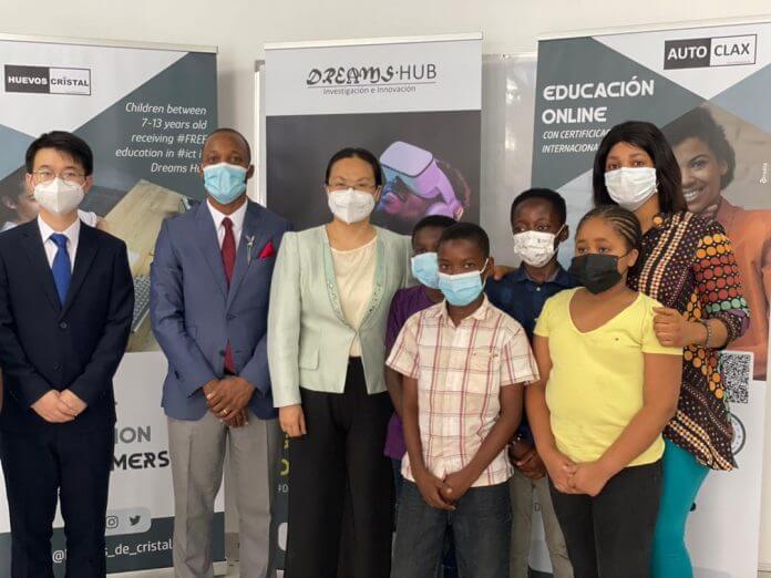 La Embajadora de China en Guinea Ecuatorial Qi Mei (centro), acompañado de una delegación que incluía al tercer Secretario de la Oficina Económico-Comercial de la Embajada, visitó el Centro de Investigación e Innovación Dreams Hub.
