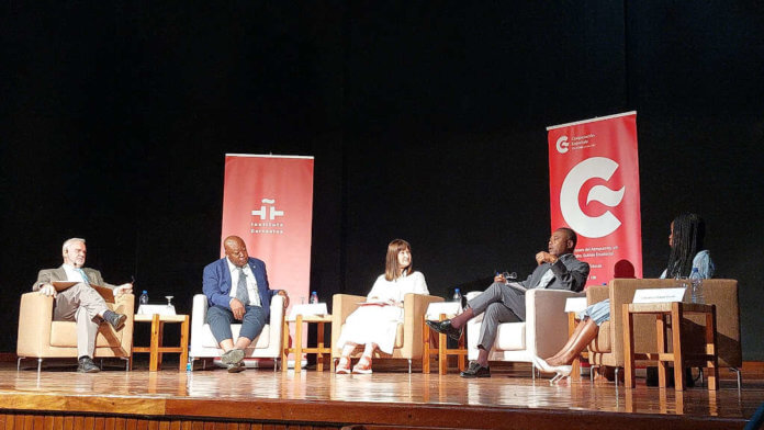 Luis García Montero, director del Instituto Cervantes, durante una conferencia de trabajo en la capital de Guinea Ecuatorial en el Centro Cultural Ecuatoguineano de Malabo.