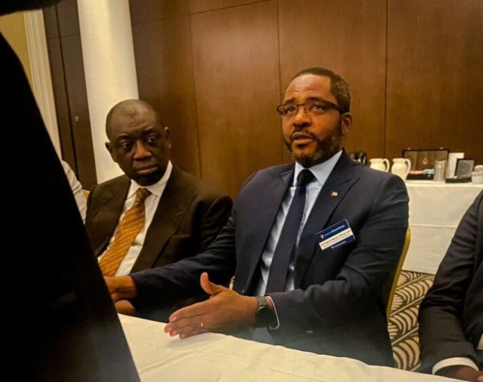 Ministro Gabriel Mbaga Obiang Lima junto al jefe de relaciones con los clientes de Afreximbank, Rene Awambeng, durante una reunión de África Energy Chamber en Londres 2023