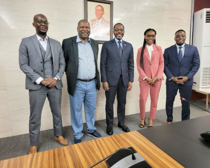 Tom Alweendo, Ministro de Minas y Energía de Namibia, y Gabriel Mbaga Obiang Lima, Ministro de Minas e Hidrocarburos de Guinea Ecuatorial, durante una visita de este último en Namibia en el año 2022