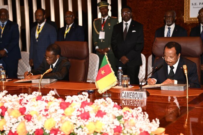 El presidente de Guinea Ecuatorial Obiang Nguema y Paul Biya de Camerún durante la ceremonia de la firma de los acuerdos de explotación conjunta de yacimientos de gas fronterizos.