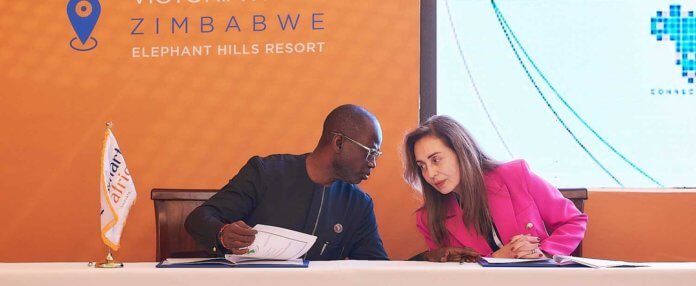 La directora general de Smart Africa, Lacina Kone (izquierda), y la directora general del BAfD para la región de África Meridional, Leila Mokaddem, en la ceremonia de firma del proyecto IDECT, Cataratas Victoria, Zimbabue, 25 de abril de 2023