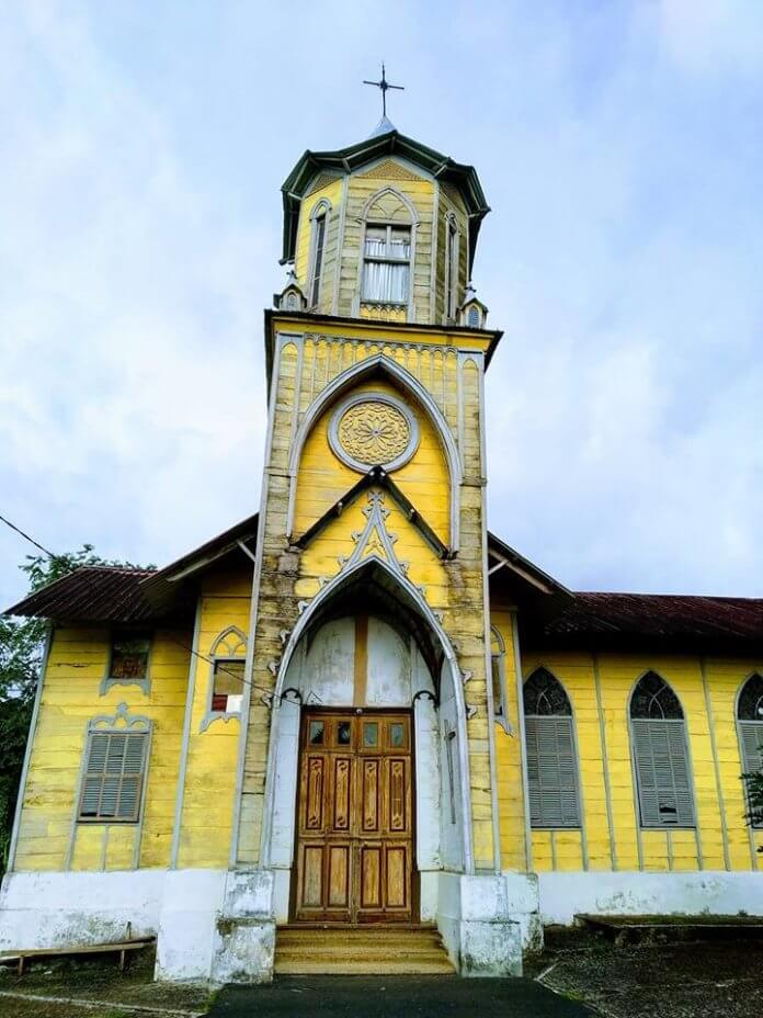 La Iglesia de Batete (1922-1926) es la última iglesia neogótica de madera que queda en Bioko