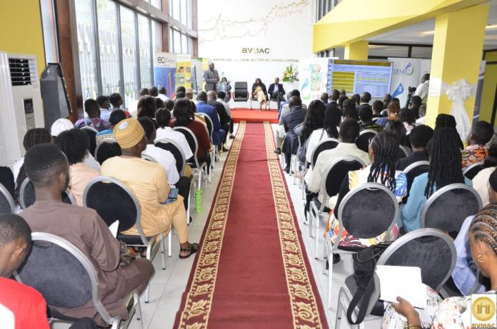 Jornada de puertas abiertas en BVMAC organizada por la Comisión de Vigilancia del Mercado Financiero de África Central (COSUMAF) el 6 de octubre de 2023 en Douala , Camerún