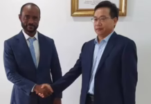 Antonio Oburu Ondo (izquierda), Ministro de Minas e Hidrocarburos de Guinea Ecuatorial, sella una asociación estratégica con Yisuo Dou, Director General de China Railway Construction Company, con un firme apretón de manos.