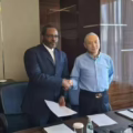 Firma del acuerdo estratégico entre Gabriel Mbaga Obiang Lima, CEO y fundador de Bioko Consulting, y Sam Sun, presidente del Asia Development & Investment Bank (ADIB), para impulsar inversiones en África.