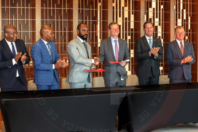 El Ministro Antonio Oburu Ondo y directivos de la Sociedad Nacional de Gas firman el acuerdo con ConocoPhillips, en presencia de S.E. Nguema Obiang Mangue y Kirk Johnson en Houston. El Ministro Antonio Oburu Ondo y directivos de la Sociedad Nacional de Gas firman el acuerdo con ConocoPhillips, en presencia de S.E. Nguema Obiang Mangue y Kirk Johnson en Houston.